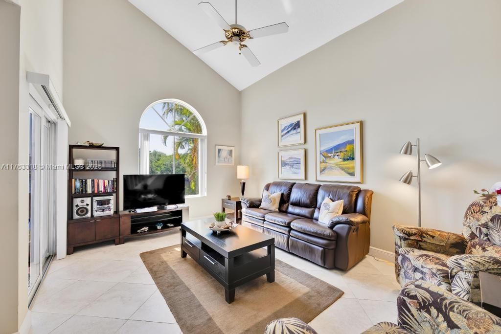 Recently Sold: $629,000 (3 beds, 2 baths, 1309 Square Feet)