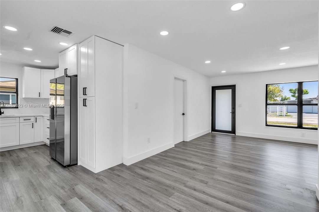 Recently Sold: $620,000 (4 beds, 2 baths, 1253 Square Feet)