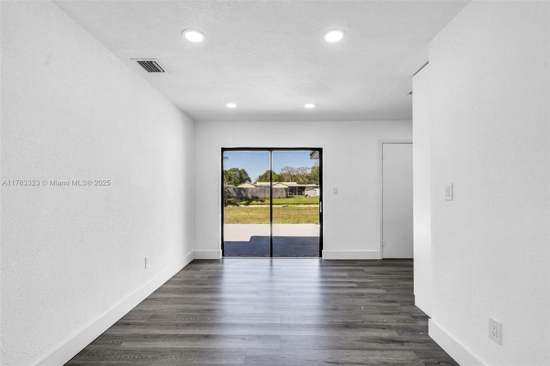 Recently Sold: $620,000 (4 beds, 2 baths, 1253 Square Feet)