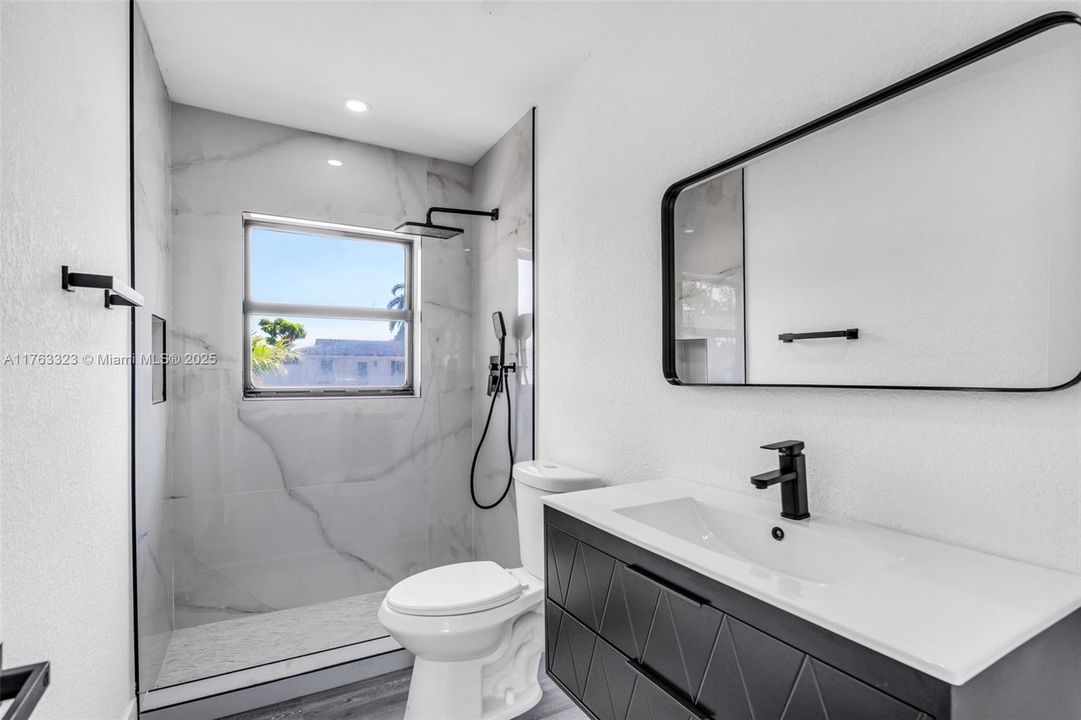 Recently Sold: $620,000 (4 beds, 2 baths, 1253 Square Feet)