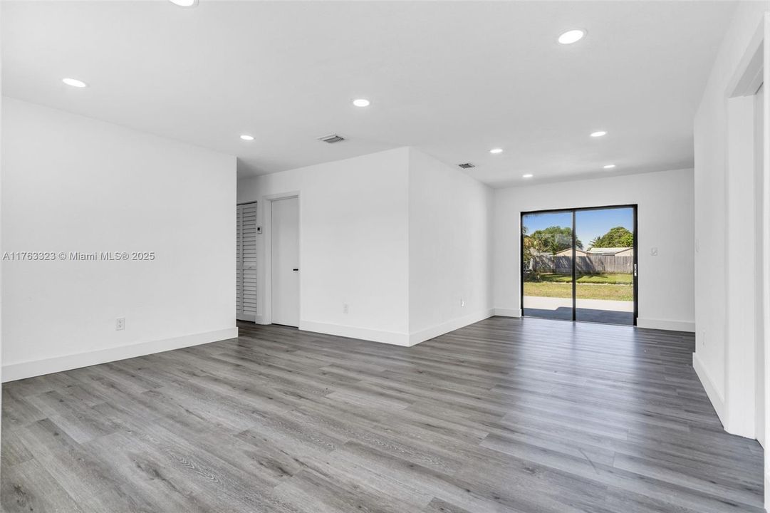 Recently Sold: $620,000 (4 beds, 2 baths, 1253 Square Feet)