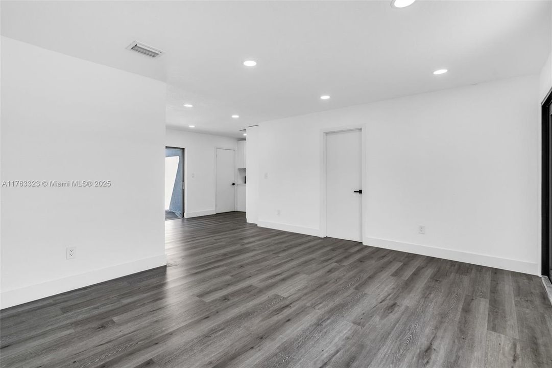 Recently Sold: $620,000 (4 beds, 2 baths, 1253 Square Feet)