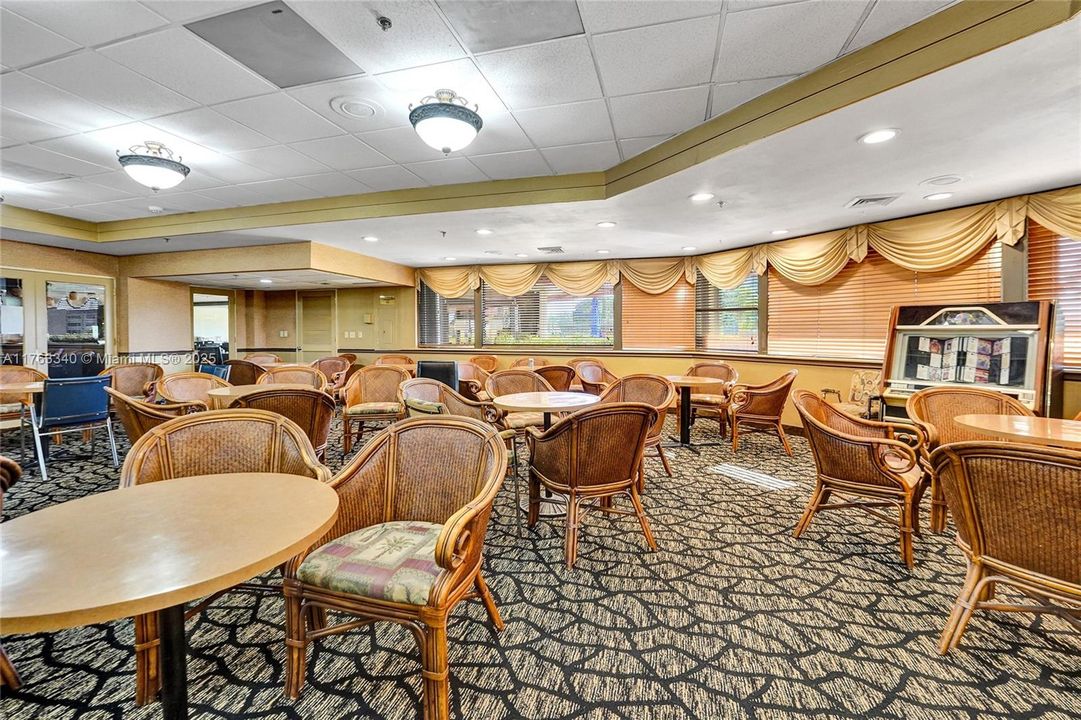 Active With Contract: $175,000 (1 beds, 1 baths, 800 Square Feet)