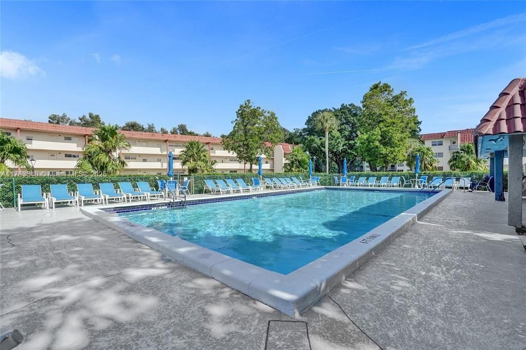 Active With Contract: $175,000 (1 beds, 1 baths, 800 Square Feet)