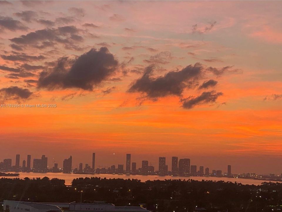 待售: $2,100,000 (2 贝兹, 2 浴室, 1230 平方英尺)