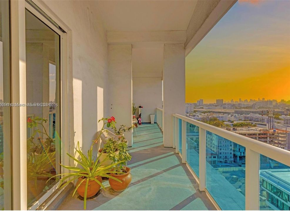 待售: $2,100,000 (2 贝兹, 2 浴室, 1230 平方英尺)