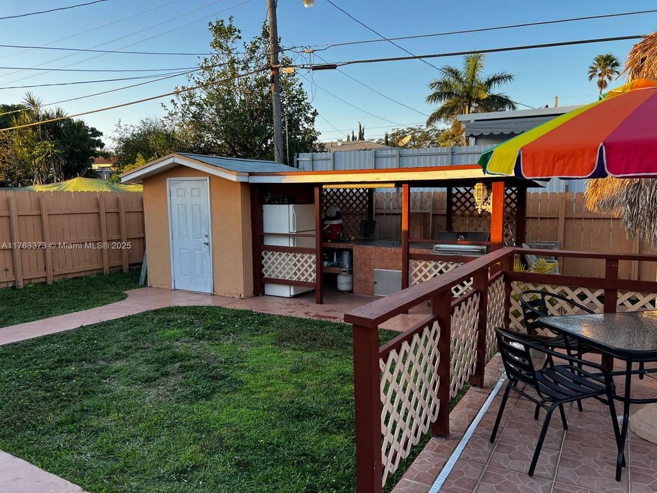 最近售出: $725,000 (5 贝兹, 4 浴室, 1743 平方英尺)