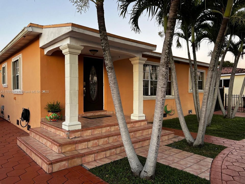 最近售出: $725,000 (5 贝兹, 4 浴室, 1743 平方英尺)