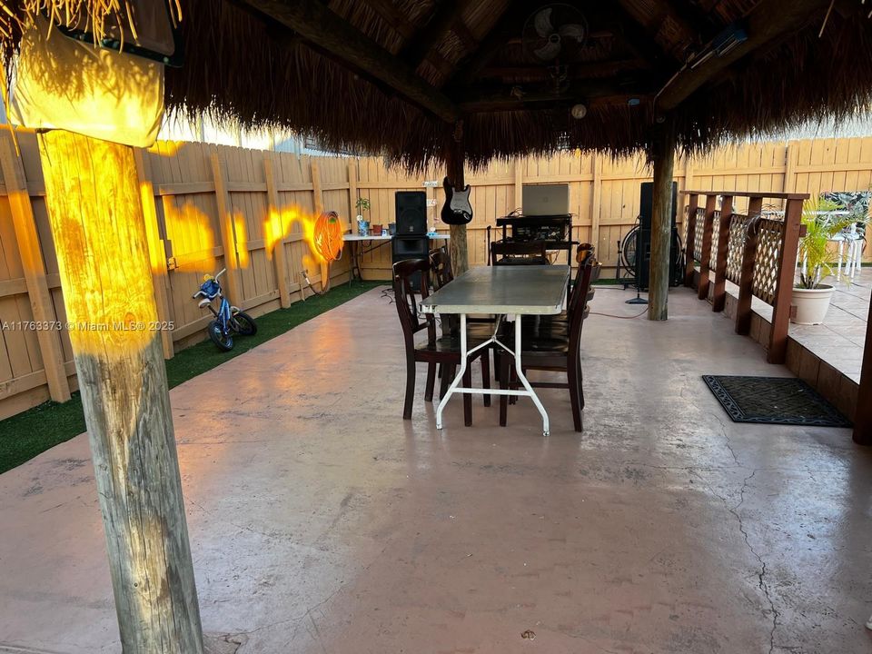 最近售出: $725,000 (5 贝兹, 4 浴室, 1743 平方英尺)