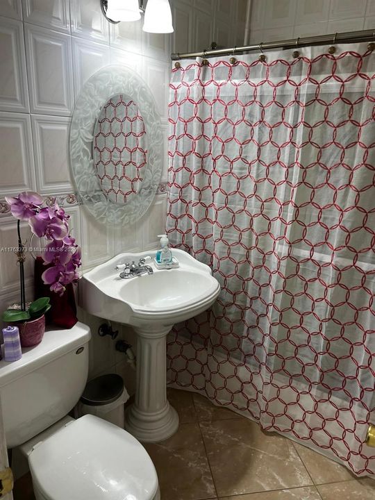 最近售出: $725,000 (5 贝兹, 4 浴室, 1743 平方英尺)