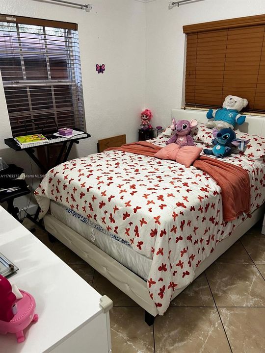 最近售出: $725,000 (5 贝兹, 4 浴室, 1743 平方英尺)