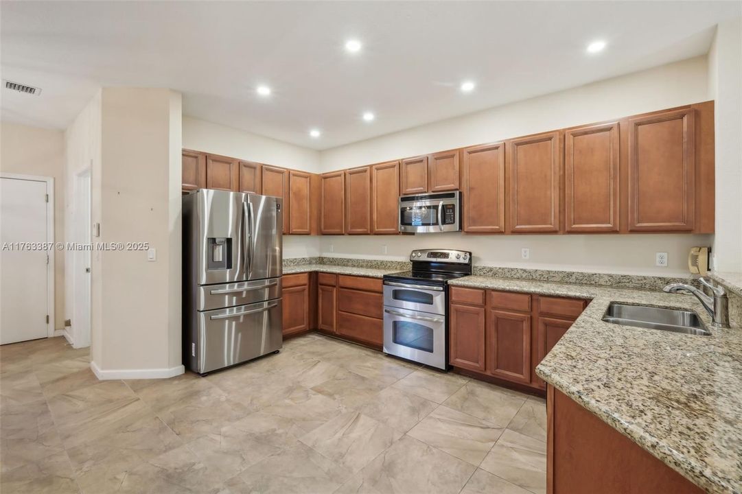 Vendido Recientemente: $650,000 (4 camas, 3 baños, 2735 Pies cuadrados)