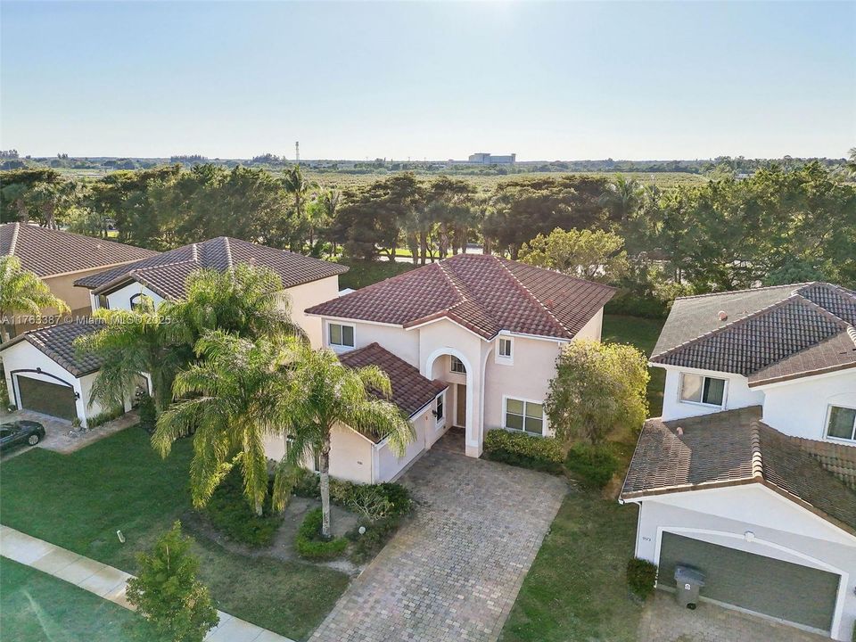 Vendido Recientemente: $650,000 (4 camas, 3 baños, 2735 Pies cuadrados)