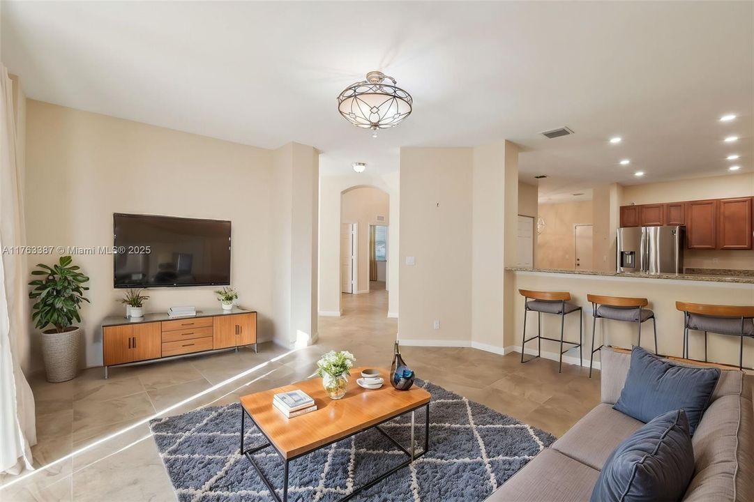 Vendido Recientemente: $650,000 (4 camas, 3 baños, 2735 Pies cuadrados)