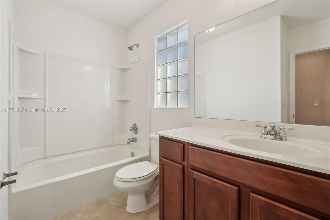 Vendido Recientemente: $650,000 (4 camas, 3 baños, 2735 Pies cuadrados)