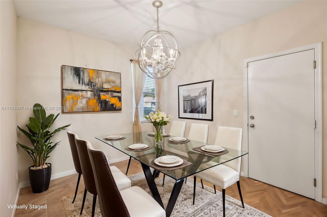 Vendido Recientemente: $650,000 (4 camas, 3 baños, 2735 Pies cuadrados)