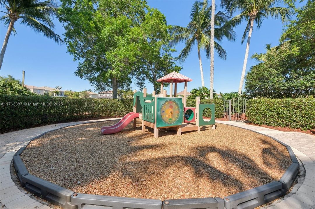 Vendido Recientemente: $650,000 (4 camas, 3 baños, 2735 Pies cuadrados)
