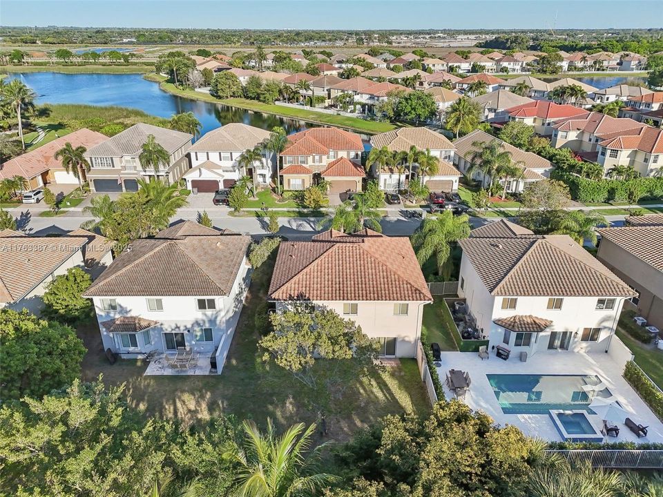 Vendido Recientemente: $650,000 (4 camas, 3 baños, 2735 Pies cuadrados)