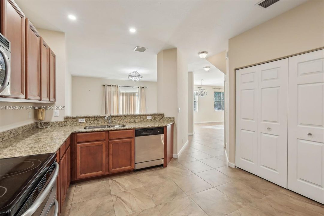 Vendido Recientemente: $650,000 (4 camas, 3 baños, 2735 Pies cuadrados)