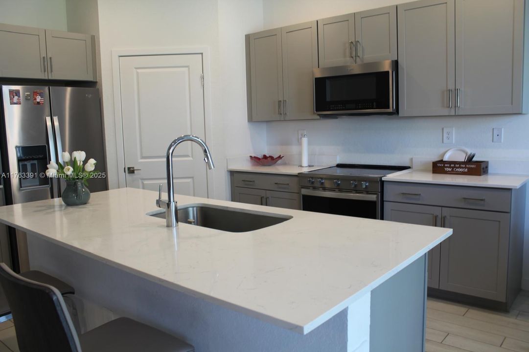 最近租的: $3,800 (6 贝兹, 3 浴室, 2696 平方英尺)