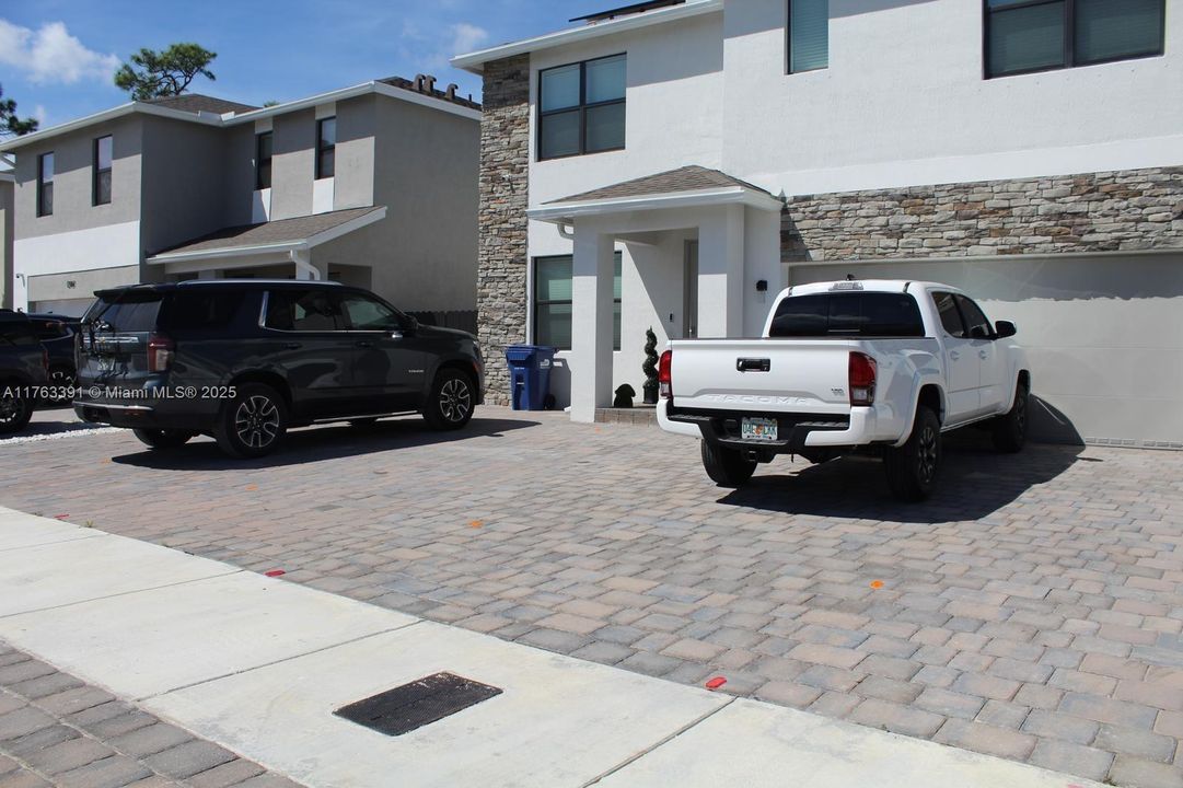 最近租的: $3,800 (6 贝兹, 3 浴室, 2696 平方英尺)