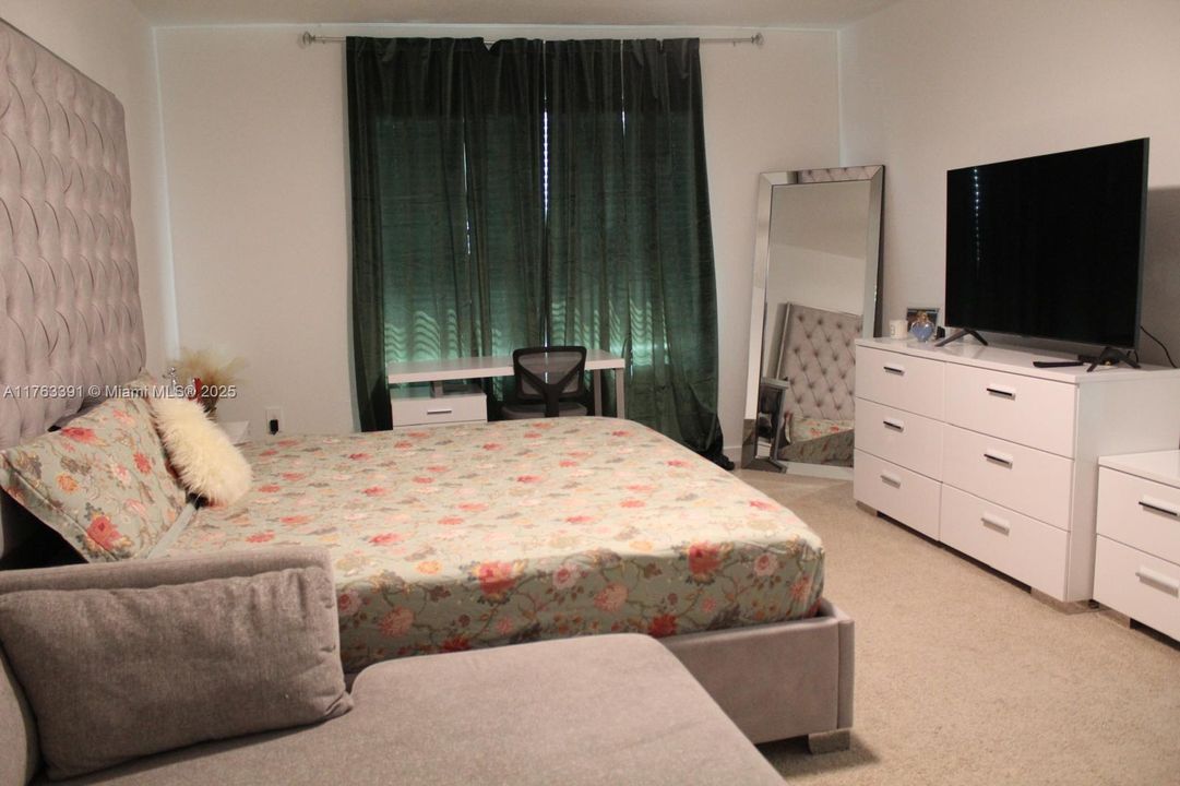 最近租的: $3,800 (6 贝兹, 3 浴室, 2696 平方英尺)