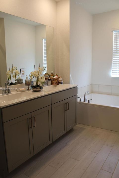 最近租的: $3,800 (6 贝兹, 3 浴室, 2696 平方英尺)