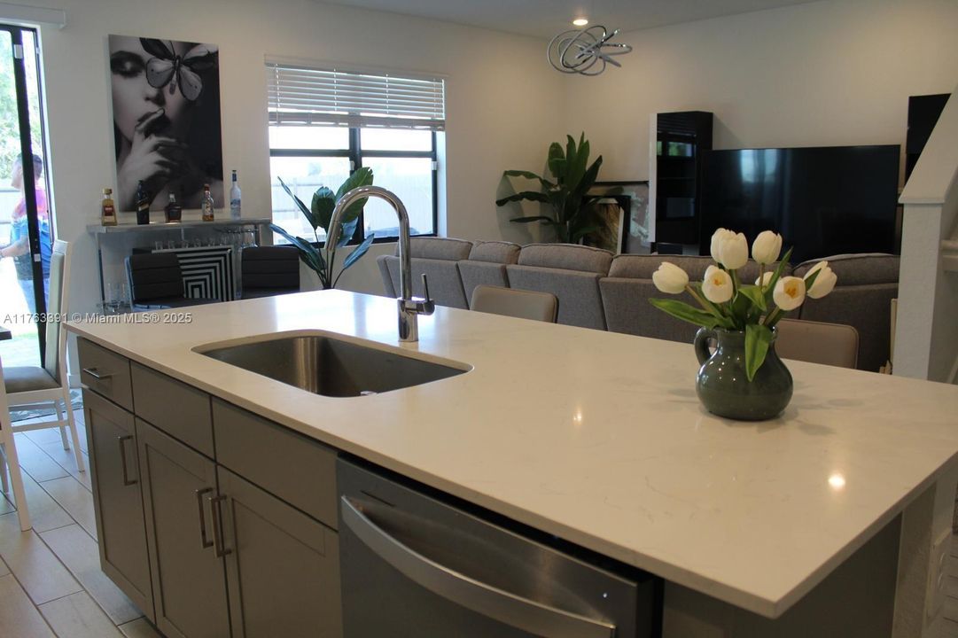 最近租的: $3,800 (6 贝兹, 3 浴室, 2696 平方英尺)