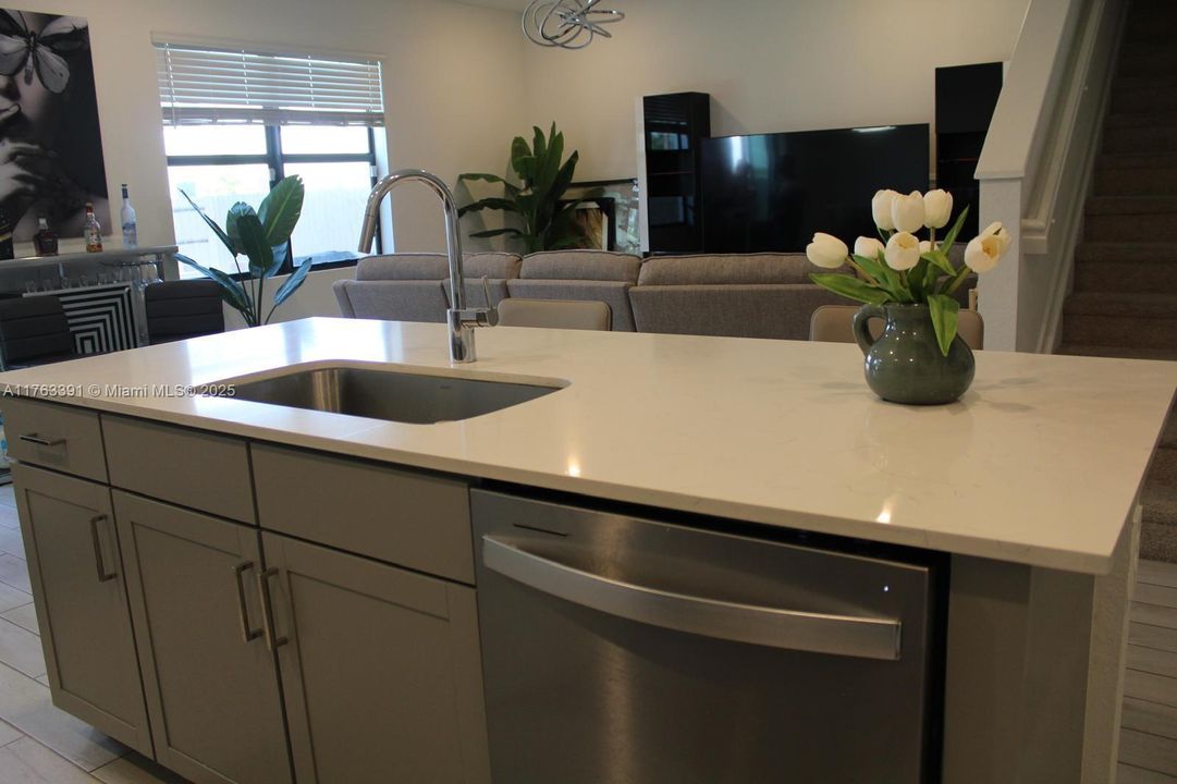 最近租的: $3,800 (6 贝兹, 3 浴室, 2696 平方英尺)