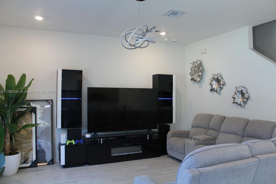 最近租的: $3,800 (6 贝兹, 3 浴室, 2696 平方英尺)