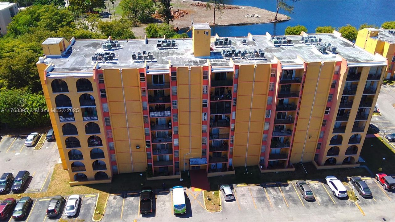 Под контрактом: $180,000 (1 спален, 1 ванн, 560 Квадратных фут)