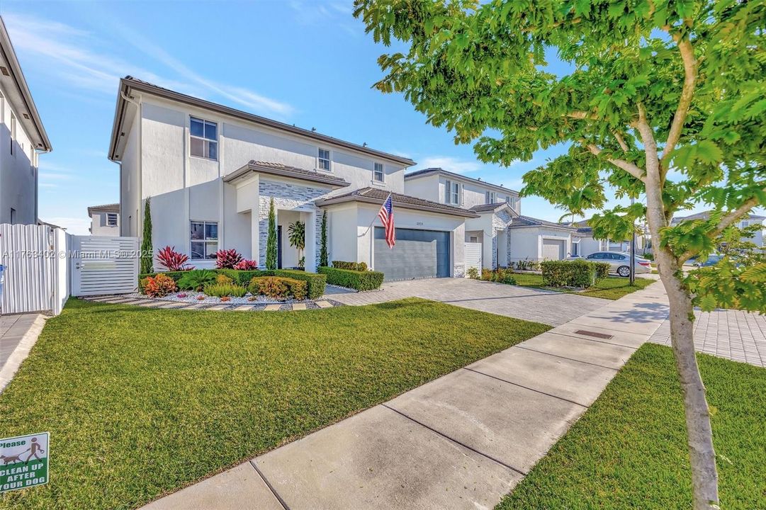 Vendido Recientemente: $700,000 (4 camas, 2 baños, 2213 Pies cuadrados)