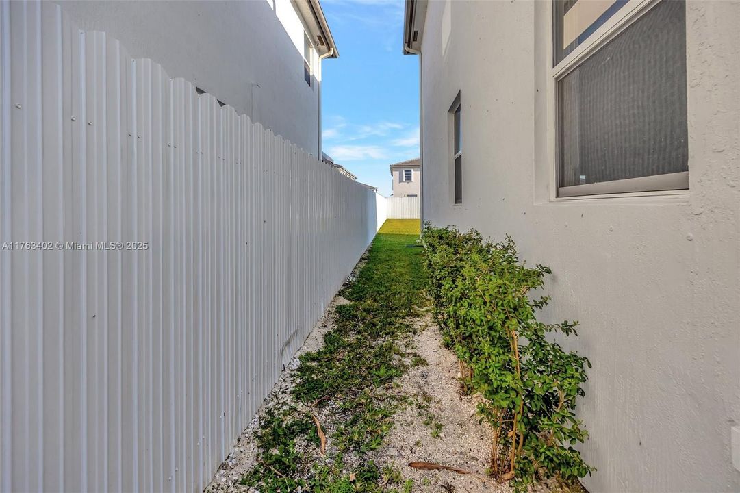 Vendido Recientemente: $700,000 (4 camas, 2 baños, 2213 Pies cuadrados)