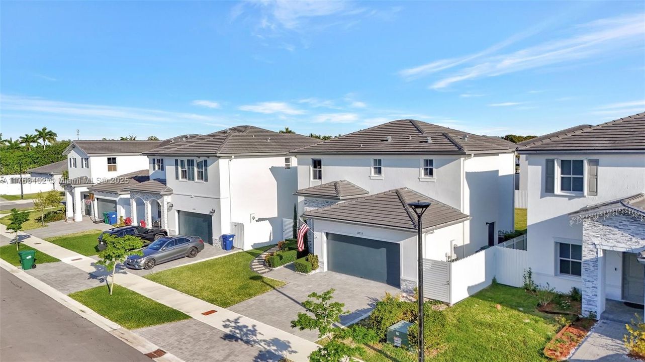 Vendido Recientemente: $700,000 (4 camas, 2 baños, 2213 Pies cuadrados)