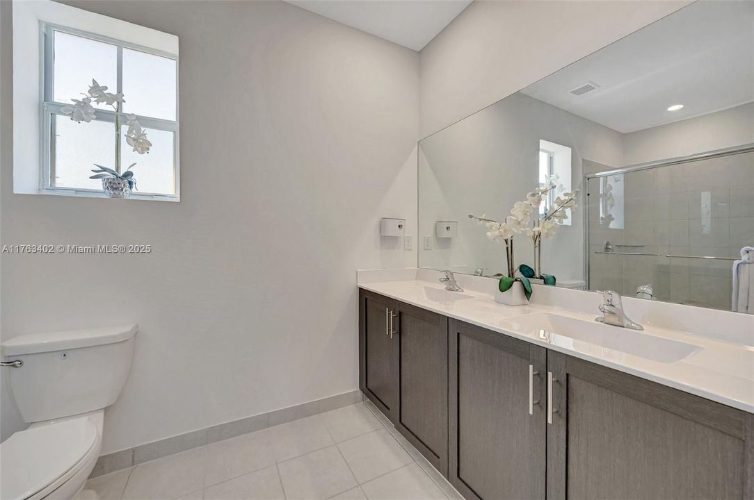 Vendido Recientemente: $700,000 (4 camas, 2 baños, 2213 Pies cuadrados)