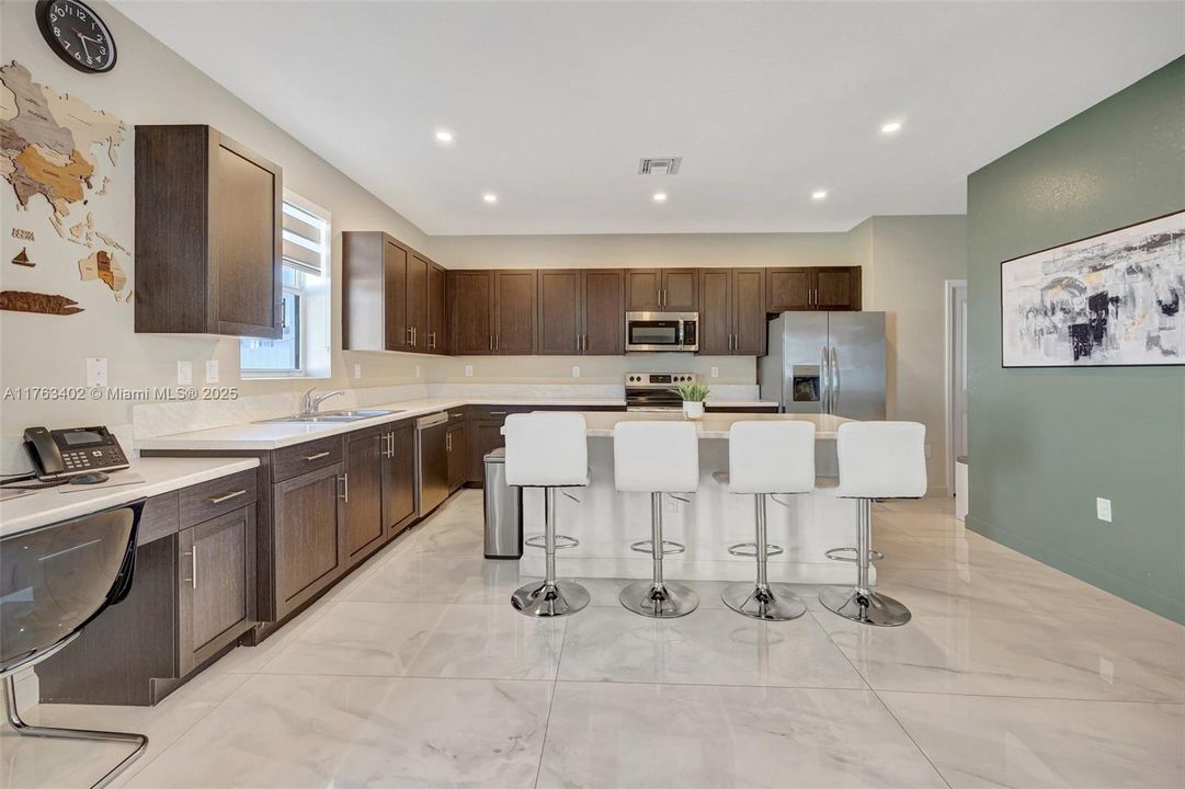 Vendido Recientemente: $700,000 (4 camas, 2 baños, 2213 Pies cuadrados)