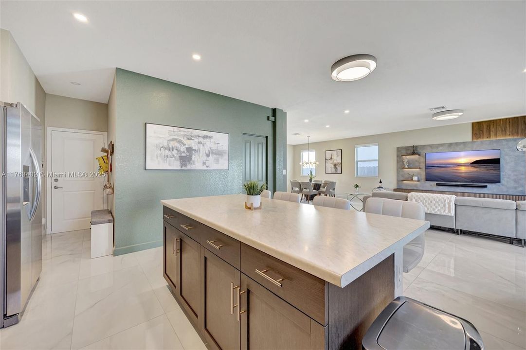 Vendido Recientemente: $700,000 (4 camas, 2 baños, 2213 Pies cuadrados)