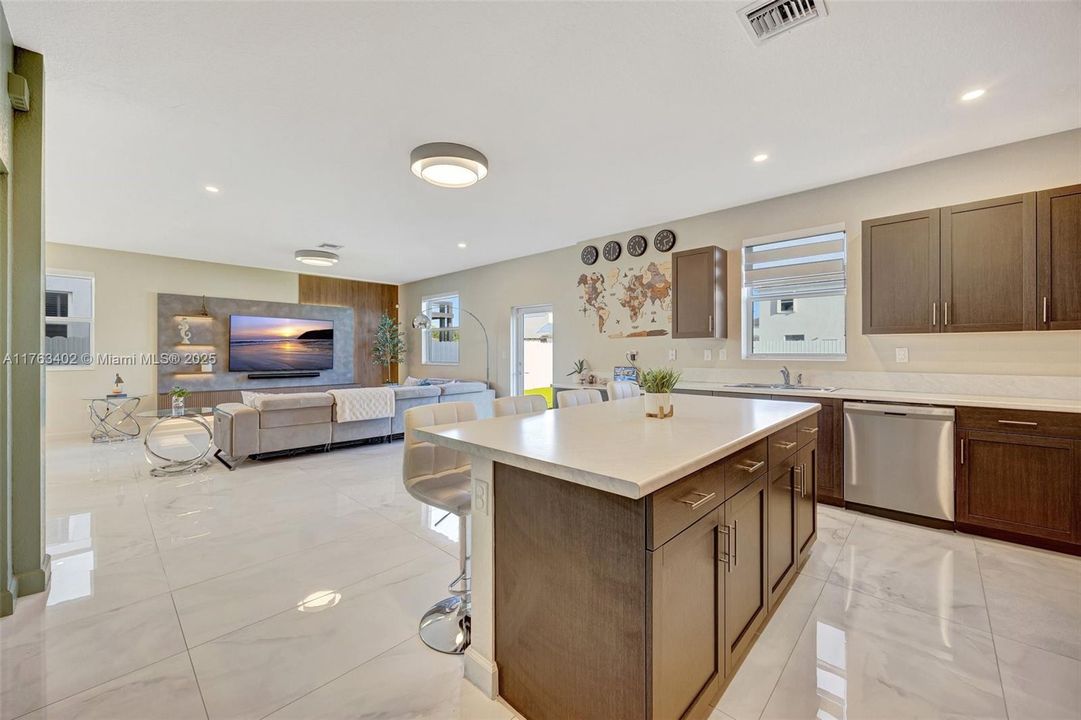 Vendido Recientemente: $700,000 (4 camas, 2 baños, 2213 Pies cuadrados)