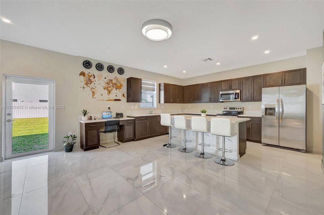 Vendido Recientemente: $700,000 (4 camas, 2 baños, 2213 Pies cuadrados)