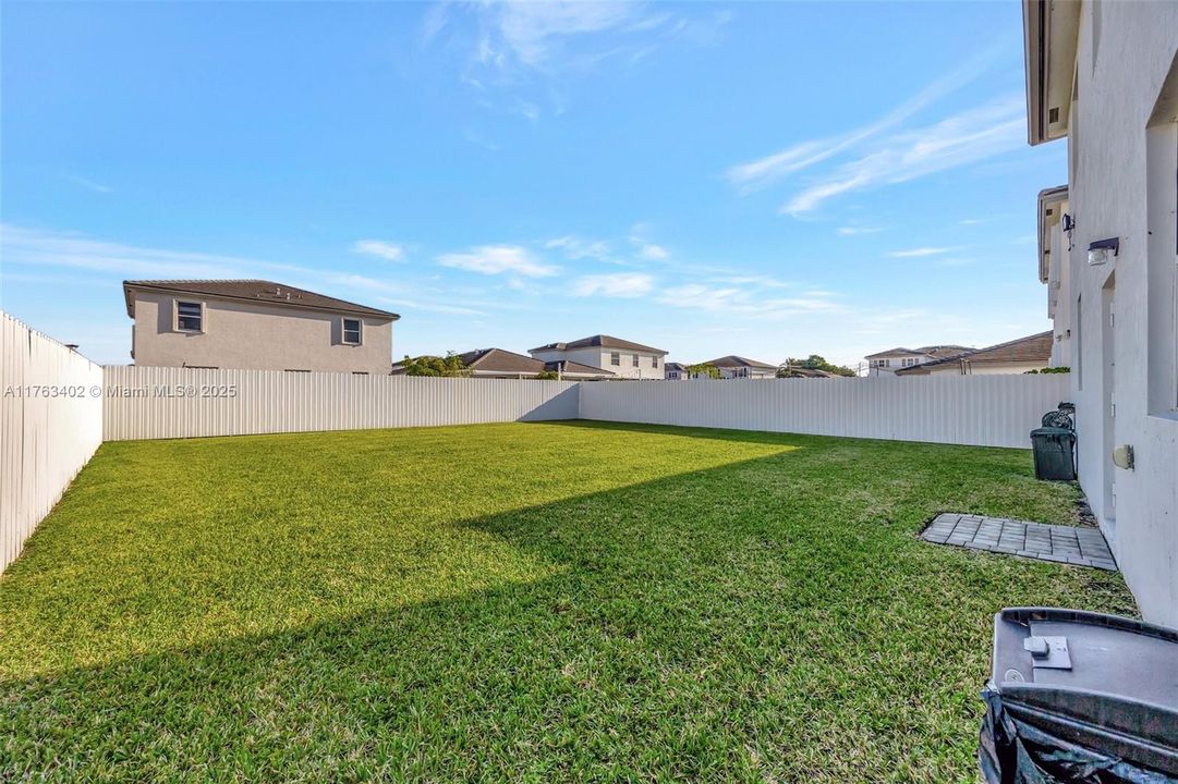 Vendido Recientemente: $700,000 (4 camas, 2 baños, 2213 Pies cuadrados)