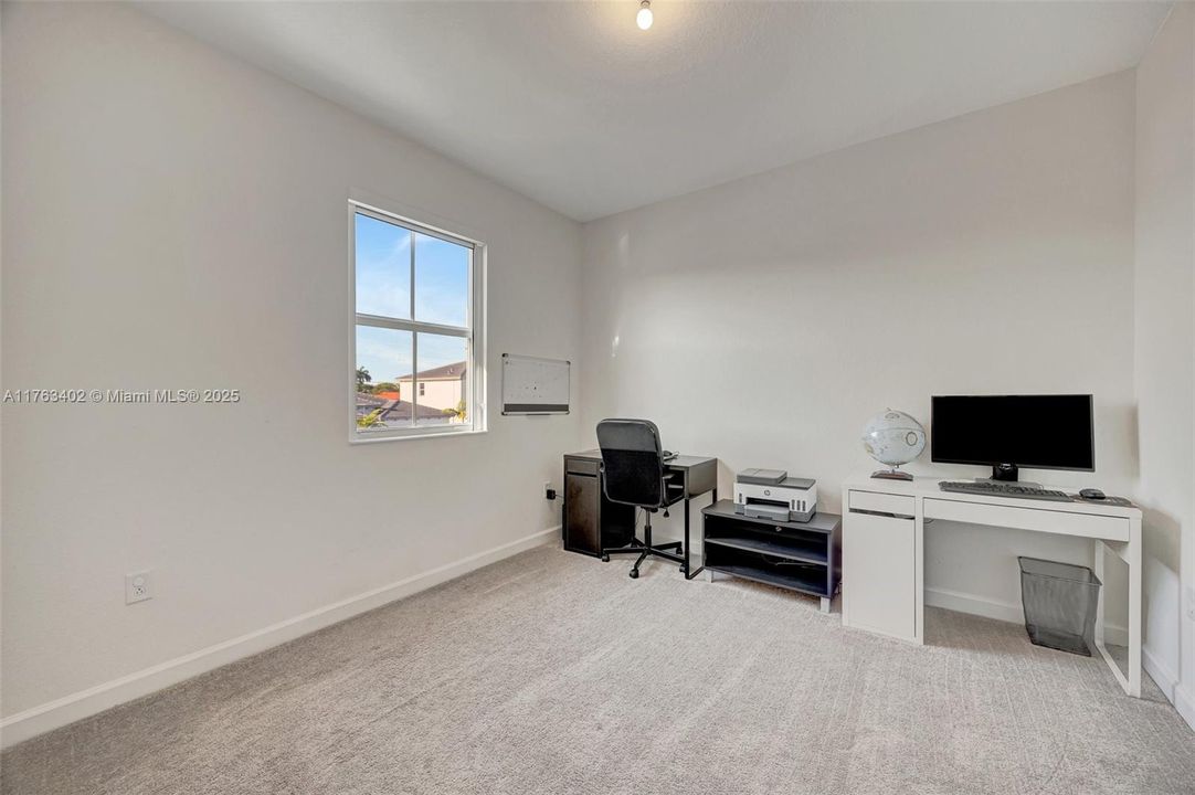 Vendido Recientemente: $700,000 (4 camas, 2 baños, 2213 Pies cuadrados)