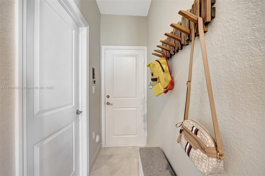 Vendido Recientemente: $700,000 (4 camas, 2 baños, 2213 Pies cuadrados)