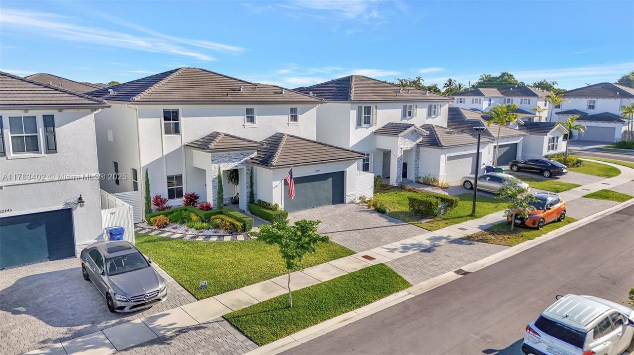 Vendido Recientemente: $700,000 (4 camas, 2 baños, 2213 Pies cuadrados)