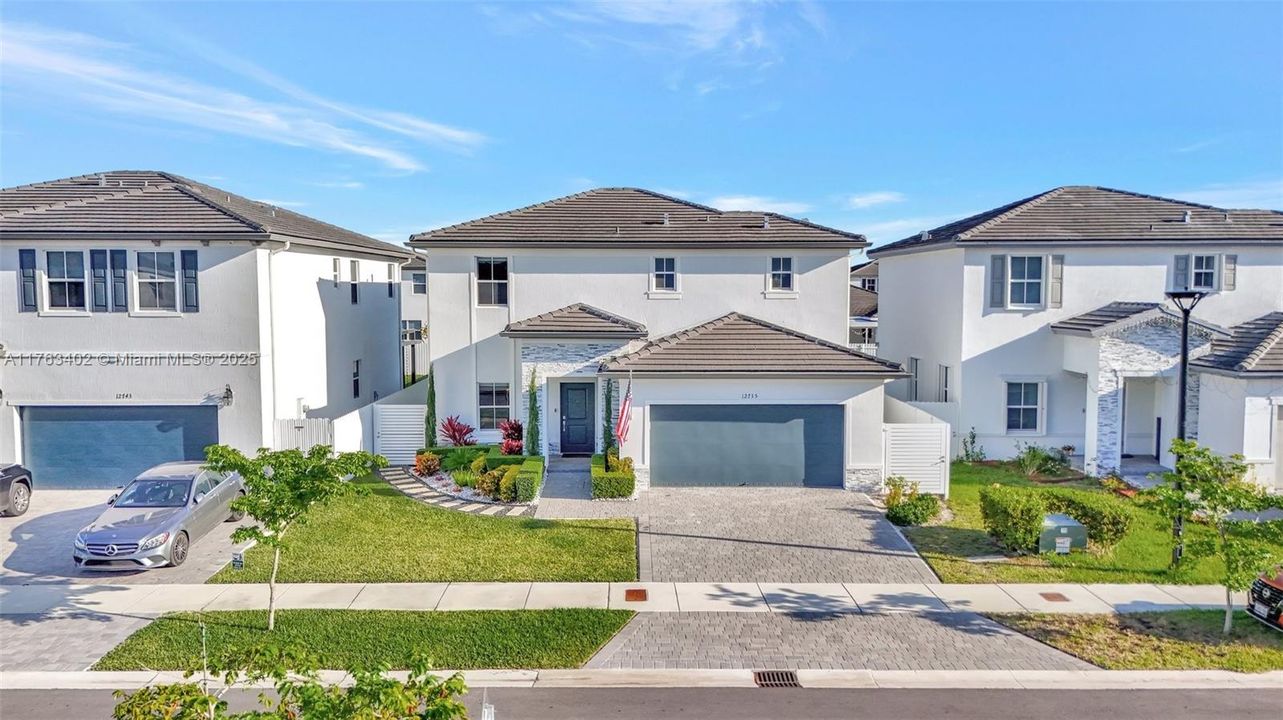 Vendido Recientemente: $700,000 (4 camas, 2 baños, 2213 Pies cuadrados)