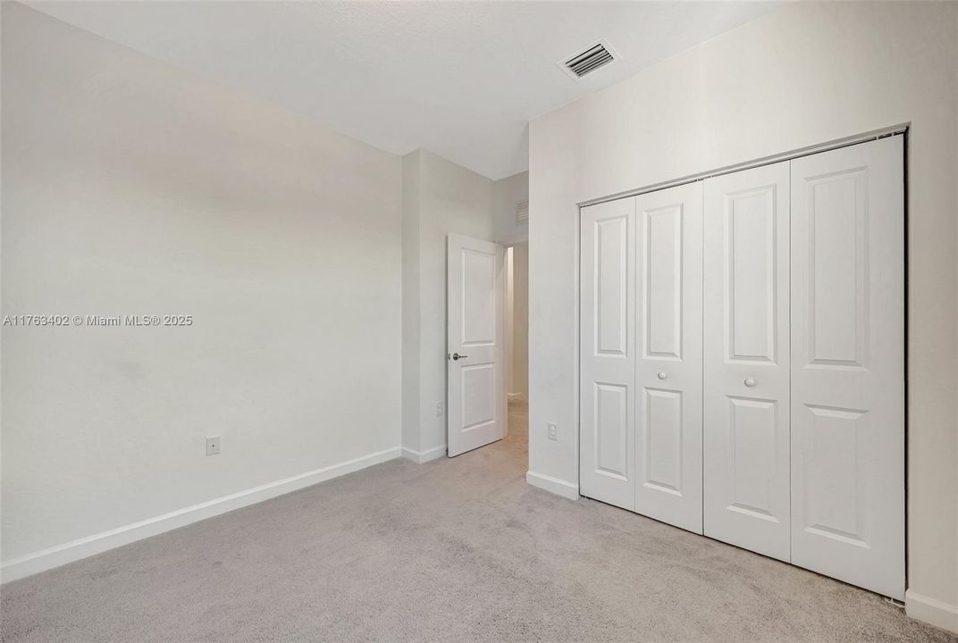 Vendido Recientemente: $700,000 (4 camas, 2 baños, 2213 Pies cuadrados)