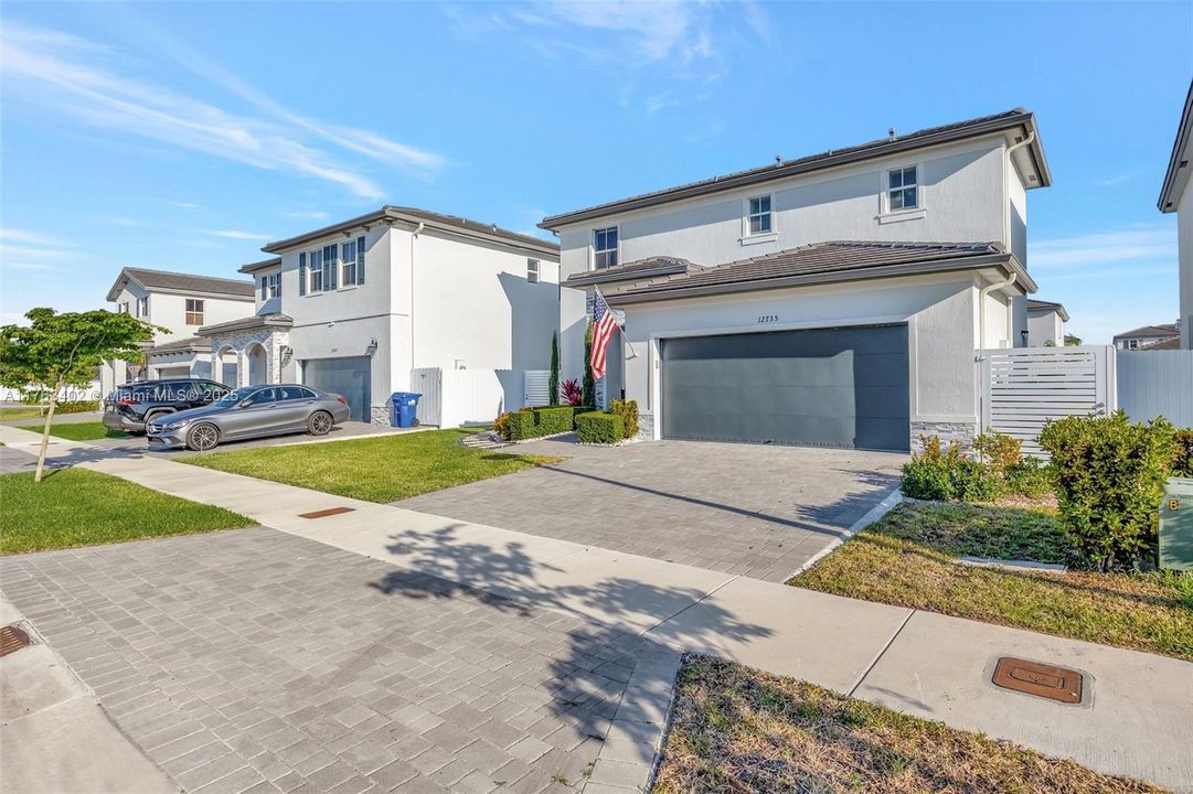 Vendido Recientemente: $700,000 (4 camas, 2 baños, 2213 Pies cuadrados)