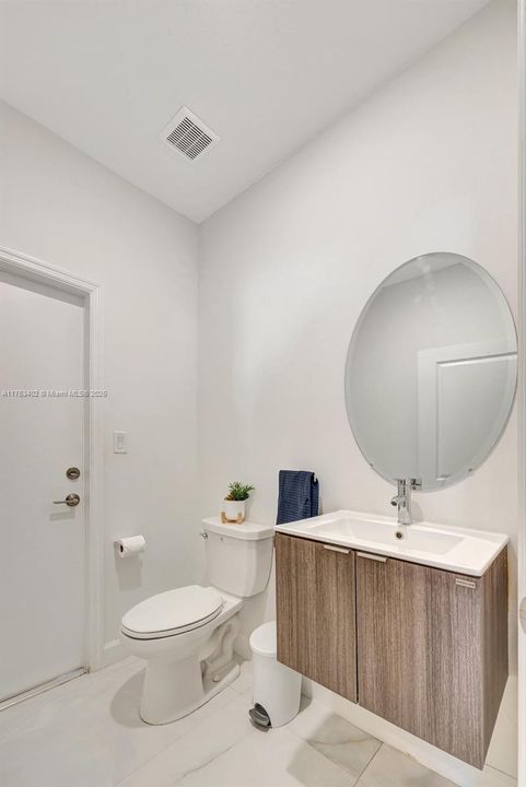 Vendido Recientemente: $700,000 (4 camas, 2 baños, 2213 Pies cuadrados)