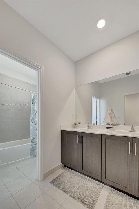 Vendido Recientemente: $700,000 (4 camas, 2 baños, 2213 Pies cuadrados)