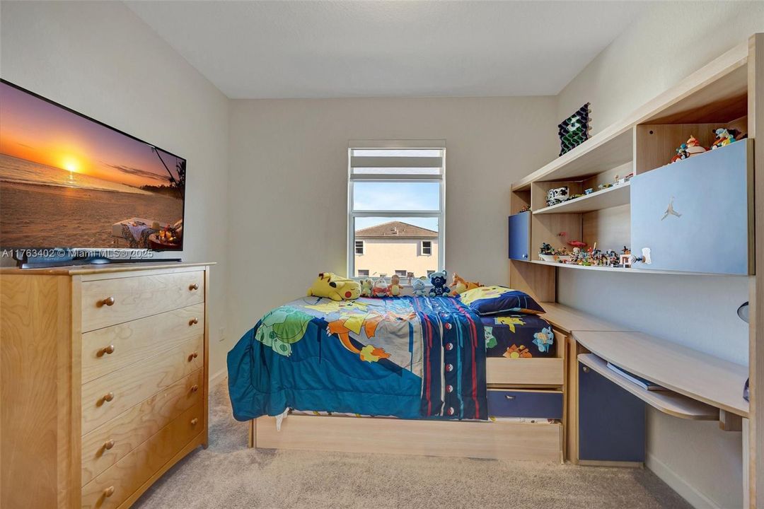 Vendido Recientemente: $700,000 (4 camas, 2 baños, 2213 Pies cuadrados)