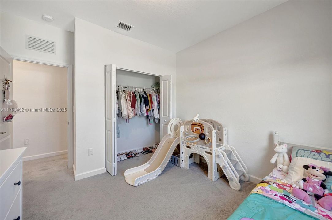 Vendido Recientemente: $700,000 (4 camas, 2 baños, 2213 Pies cuadrados)